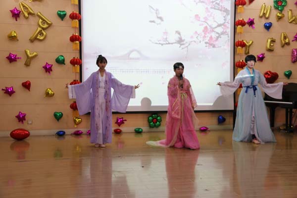 ��Ӣ����˫�ﲿ�����Ļ��ڱ�Ļʽ��Ԫ��������