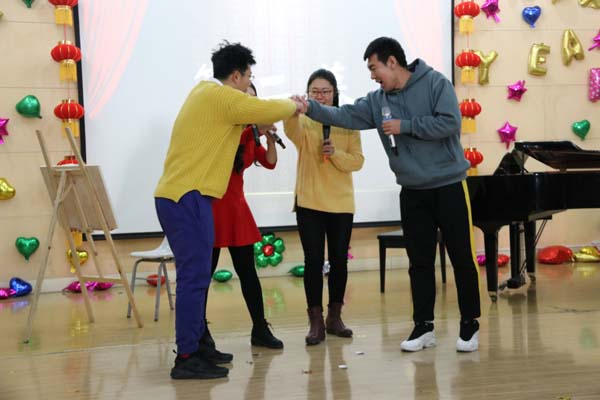 ��Ӣ����˫�ﲿ�����Ļ��ڱ�Ļʽ��Ԫ��������