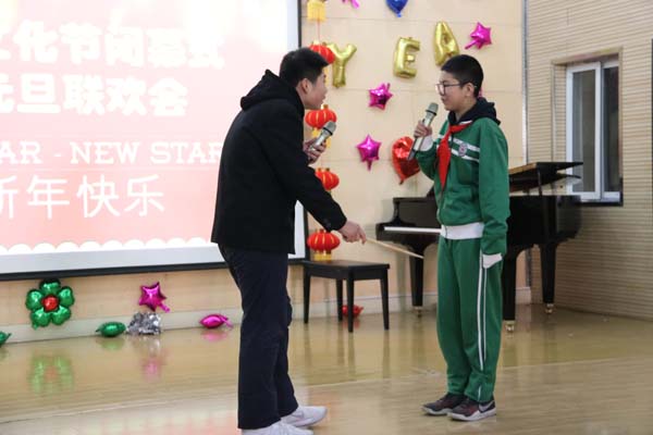 ��Ӣ����˫�ﲿ�����Ļ��ڱ�Ļʽ��Ԫ��������