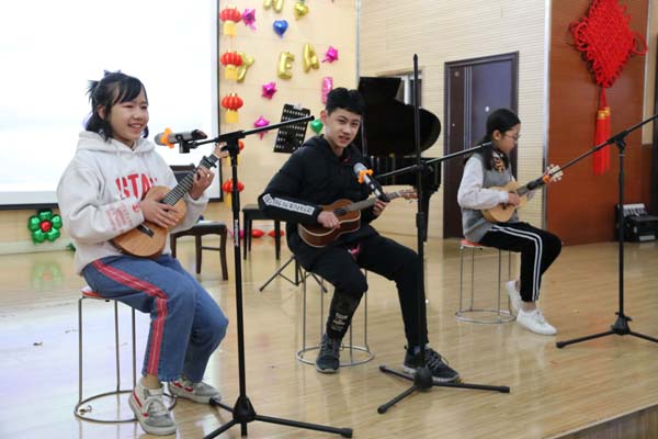 ��Ӣ����˫�ﲿ�����Ļ��ڱ�Ļʽ��Ԫ��������