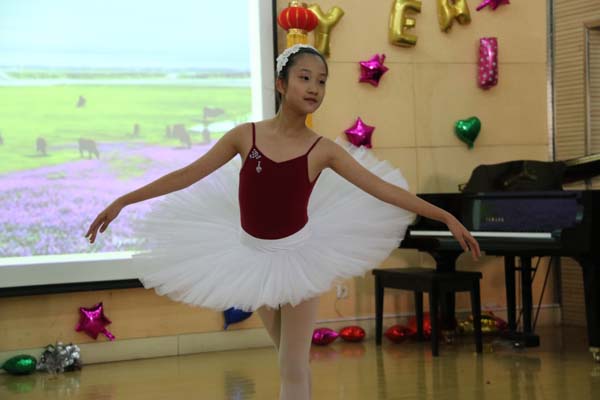 ��Ӣ����˫�ﲿ�����Ļ��ڱ�Ļʽ��Ԫ��������