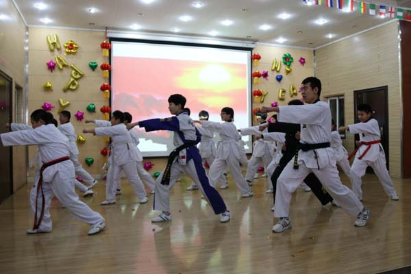 ��Ӣ����˫�ﲿ�����Ļ��ڱ�Ļʽ��Ԫ��������