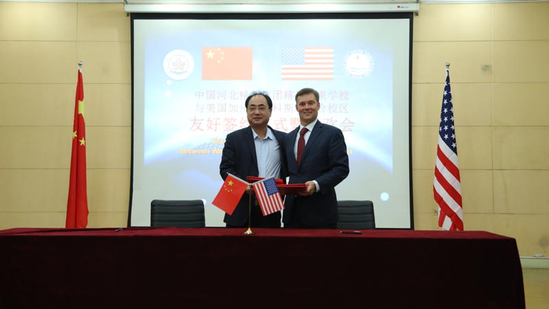 ��Ӣδ��ѧУ����������������˹������У�������Ѻ�ѧУǩԼ��ʽ