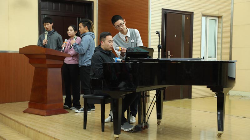 ��Ӣδ��ѧУ����������������˹������У�������Ѻ�ѧУǩԼ��ʽ