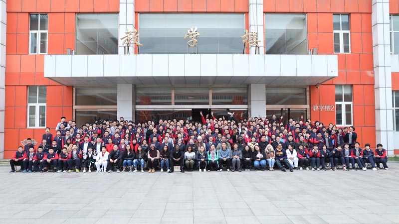 ��Ӣδ��ѧУ����������������˹������У�������Ѻ�ѧУǩԼ��ʽ